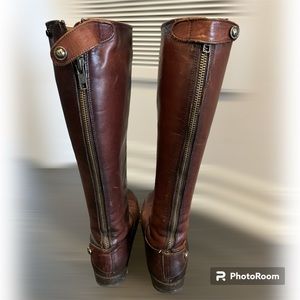 FRYE MELISSA BUTTON BACK ZIP RIDING BOOT IN COGNAC SIZE 6.5